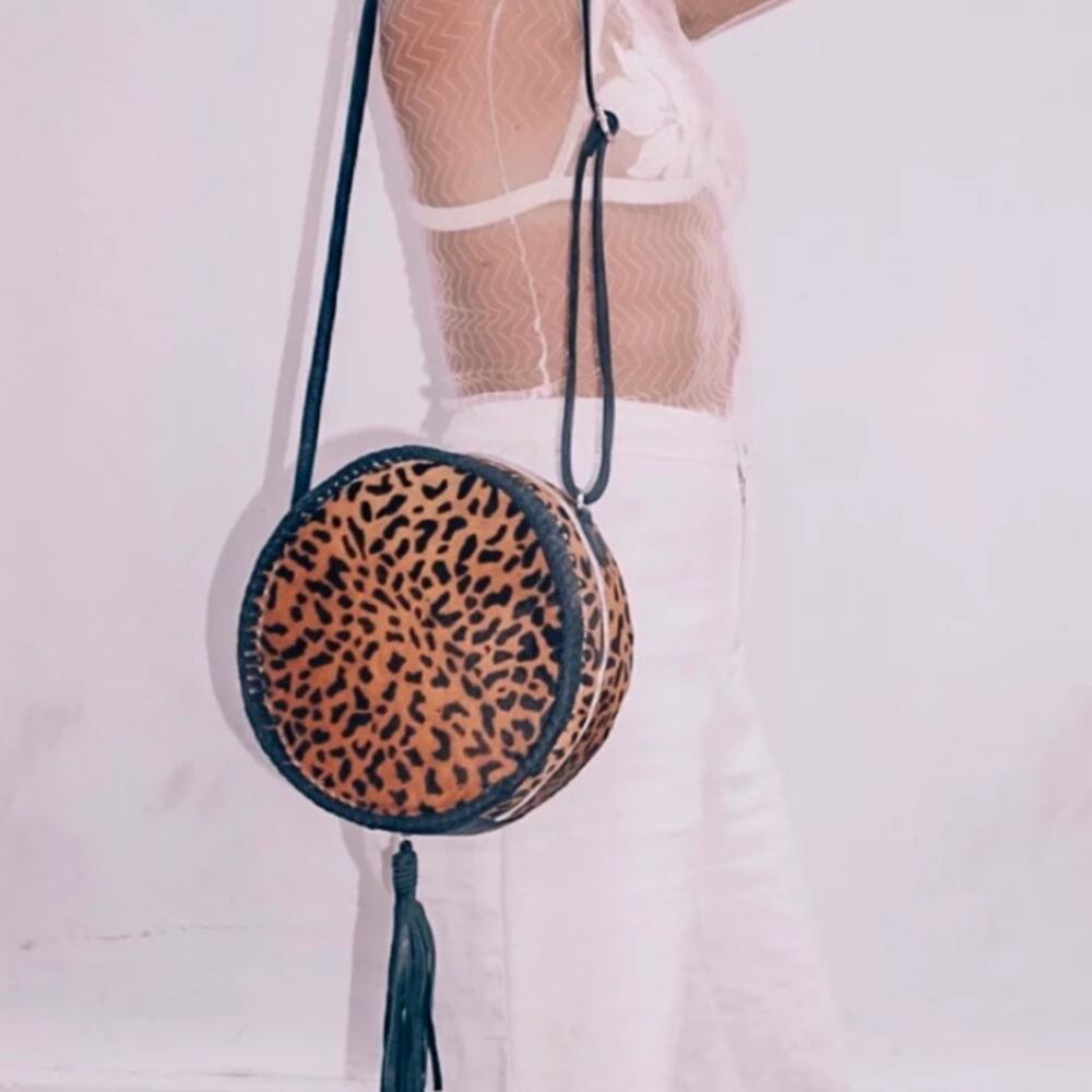 Saudara  Circle Cowhide bag